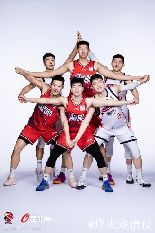 广州男篮分享新赛季球员定妆照图集：琳琅满目的帅哥合辑