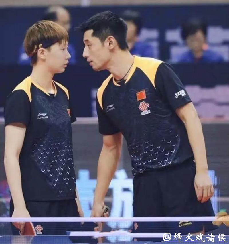 国乒大合影藏玄机:谁是最开心的男队员?旁边王曼昱的眼神亮了! 国乒大合影藏玄机:谁是最开心的男队员?旁边王曼昱的眼神亮了!